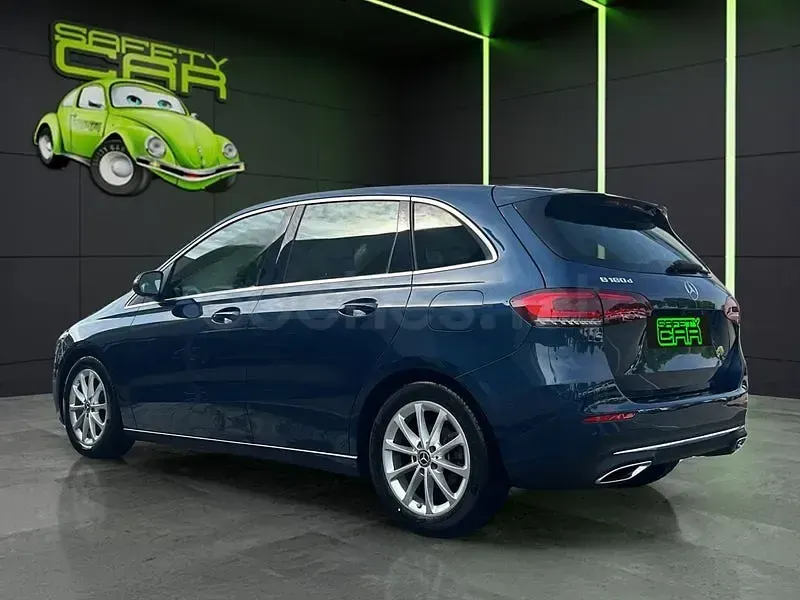 Usado Mercedes B180 116 CV (85 kW) 2020 Gris / plata Utilitario