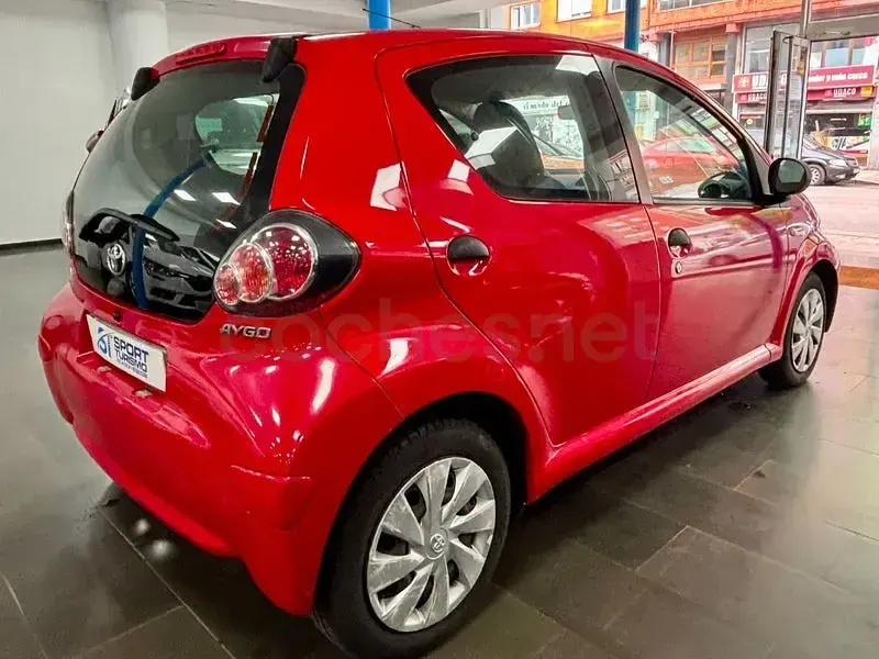 Usado Toyota Aygo Live 68 CV (50 kW) 2012 Rojo Utilitario