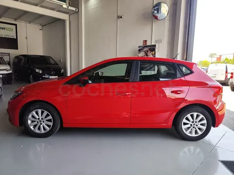 Usado Seat Ibiza Reference 80 CV (58 kW) 2023 Rojo Utilitario