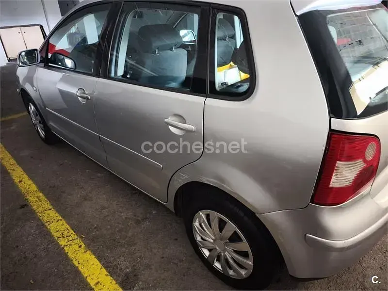 Usado VW Polo Trendline 75 CV (55 kW) 2003 Gris / plata Berlina