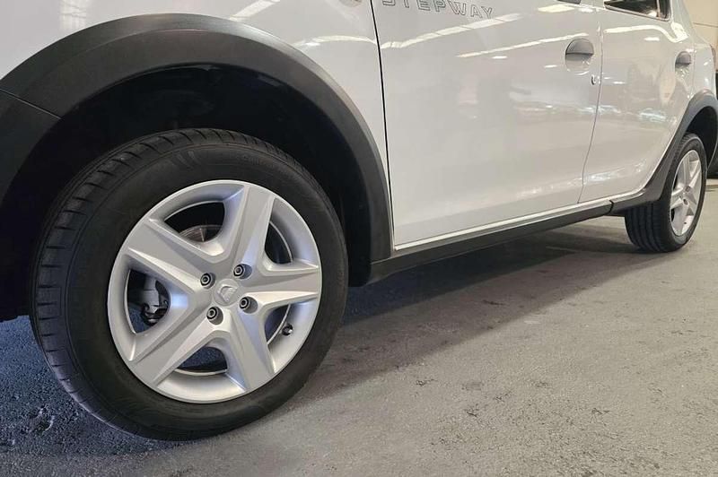 Usado Dacia Sandero Stepway 90 CV (66 kW) 2015 Blanco Utilitario