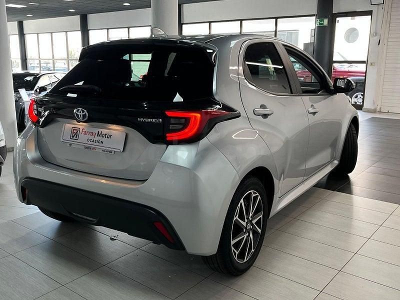 Usado Toyota Yaris Hybrid Active 116 CV (85 kW) 2023 Gris / plata Berlina