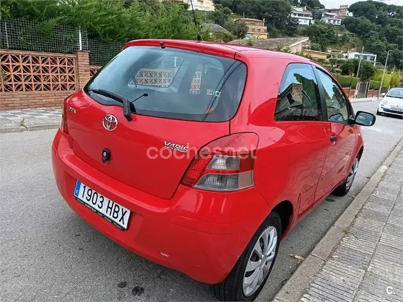 Usado Toyota Yaris Live 69 CV (50 kW) 2011 Rojo Utilitario