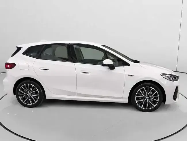 Begagnad BMW 225 Active Tourer Shadowline 245 HK (180 kW) 2022 Vit Minibuss
