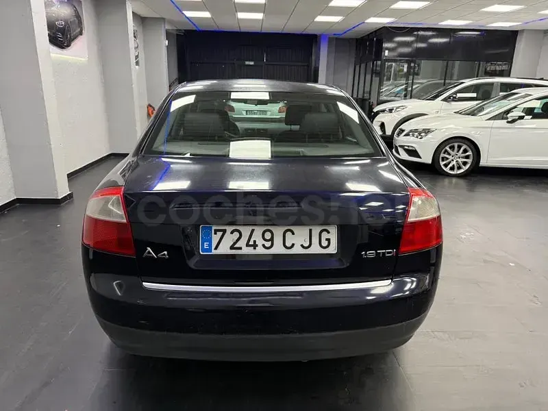 Usado Audi A4 130 CV (95 kW) 2004 Gris / plata Berlina