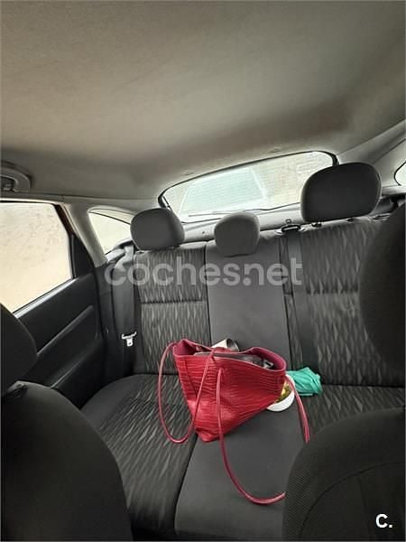 Usado Ford Focus Trend 100 CV (73 kW) 2004 Rojo Berlina