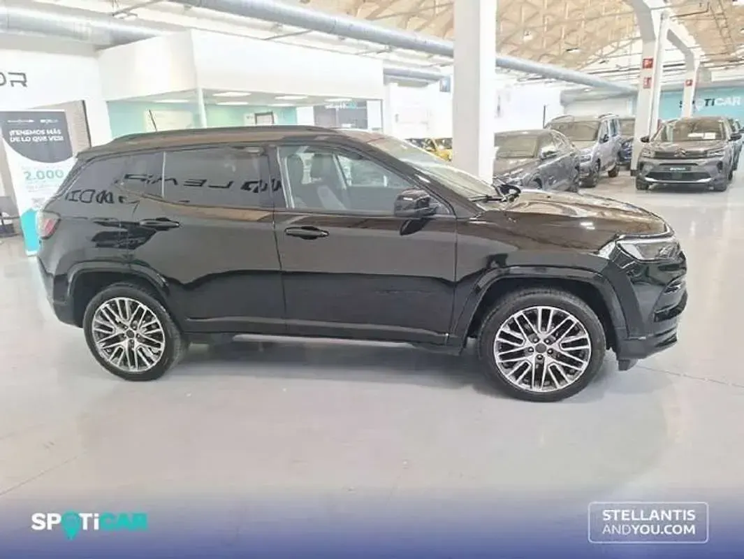 Usado Jeep Compass Summit 131 CV (96 kW) 2024 Negro SUV