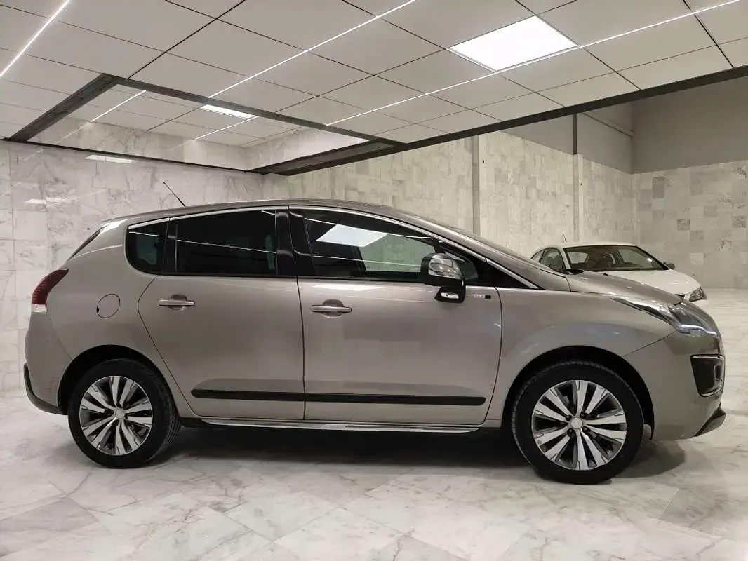 Usado Peugeot 3008 Crossway 120 CV (88 kW) 2016 Beige Monovolumen