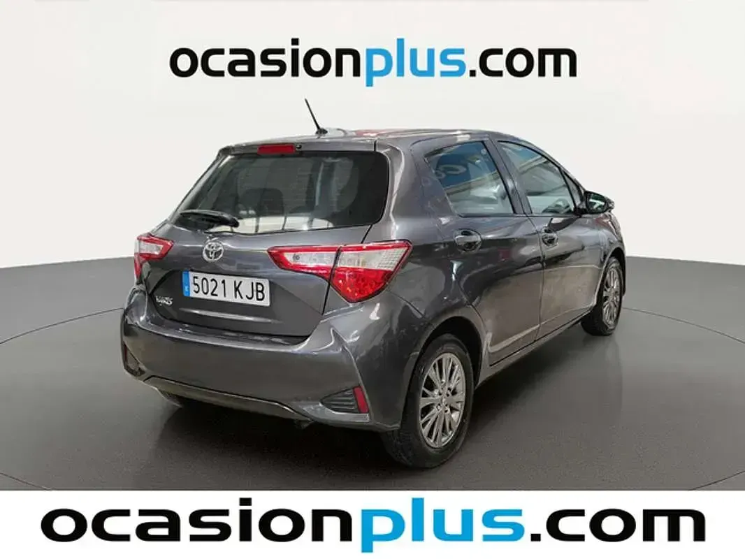 Usado Toyota Yaris Active 69 CV (50 kW) 2018 Gris Utilitario