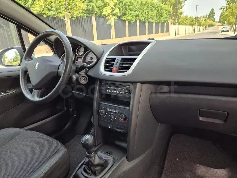Usado Peugeot 207 Business-Line 70 CV (51 kW) 2010 Gris / plata Berlina