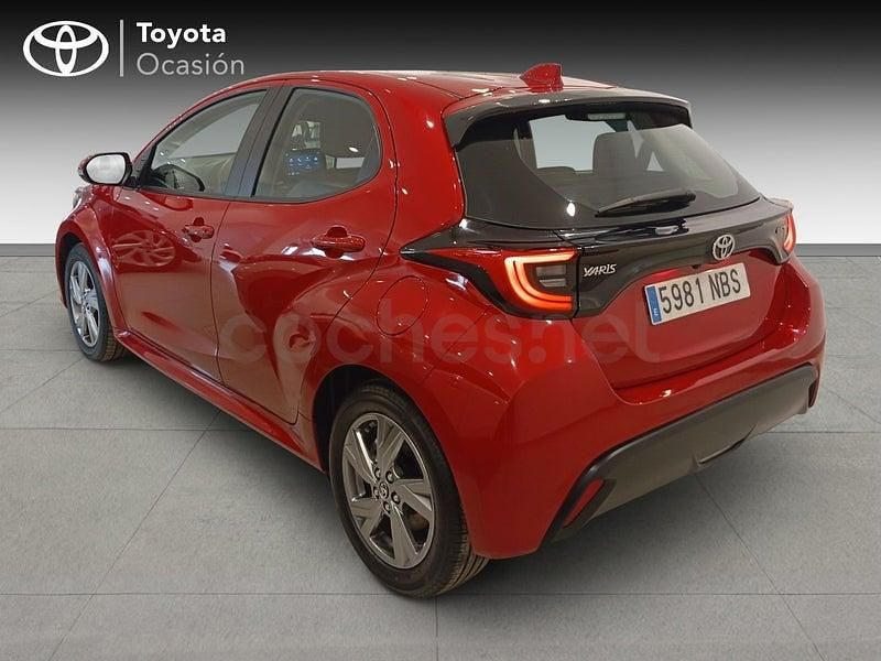Usado Toyota Yaris Hybrid Active 116 CV (85 kW) 2025 Rojo Berlina