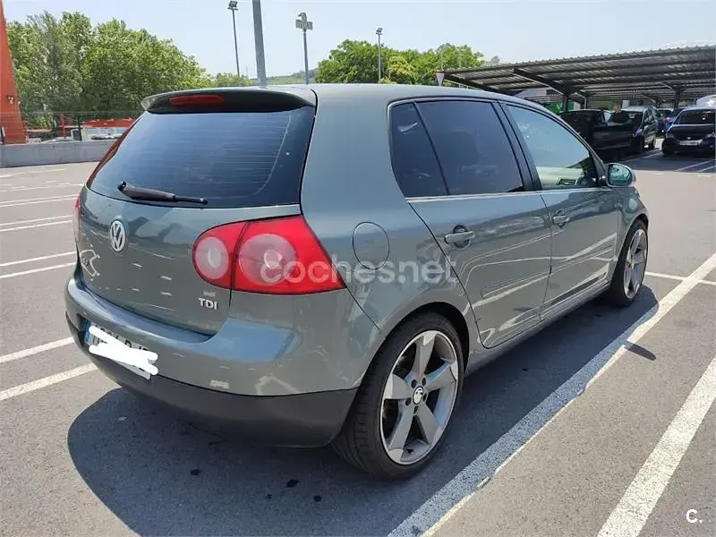 Usado VW Golf IV Trendline 105 CV (77 kW) 2005 Gris / plata Berlina
