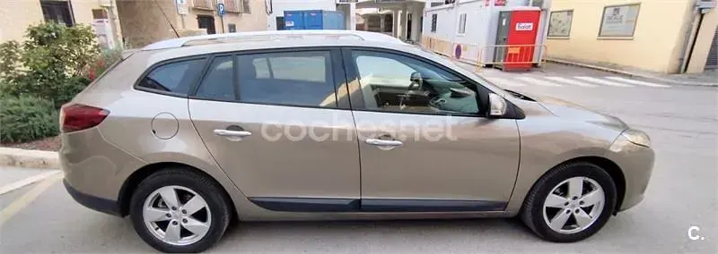 Używany Renault Mégane GrandTour Bose Edition 110 KM (80 kW) 2012 Beżowy Kombi