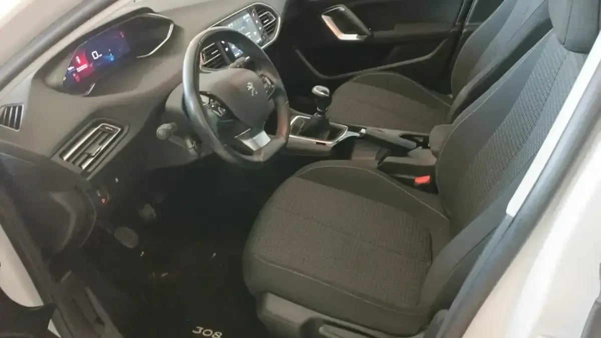 Usado Peugeot 308 Active 130 CV (95 kW) 2021 Blanco