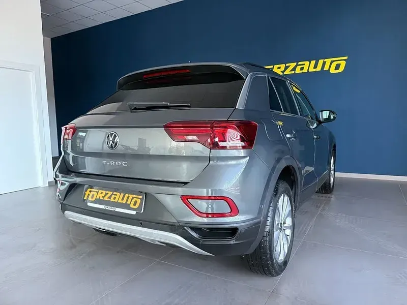 Usado VW T-Roc Life 150 CV (110 kW) 2023 Gris / plata SUV