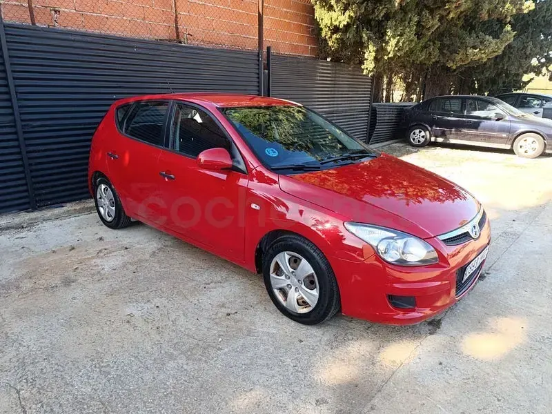 Usado Hyundai i30 Comfort 109 CV (80 kW) 2010 Rojo Berlina