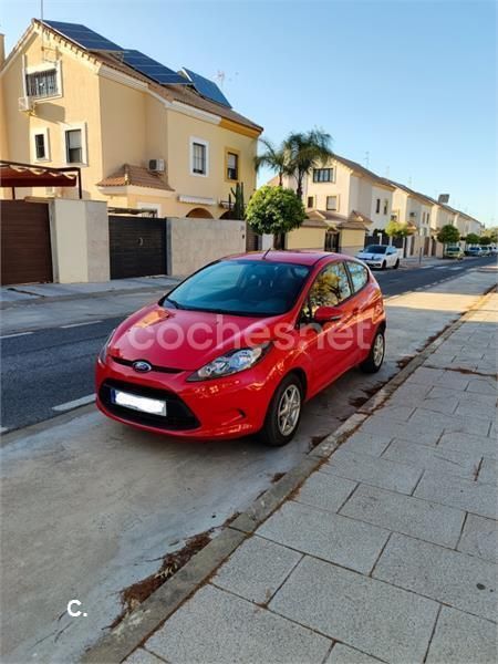 Rojo Usado 2011 Ford Fiesta Trend Utilitario | 5499 € (Precio justo) - Imagen 1/4
