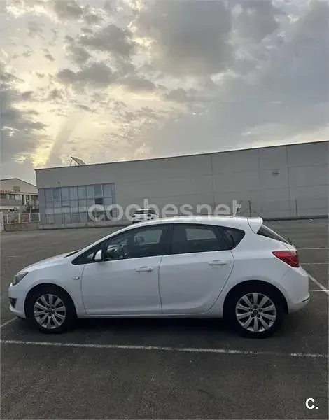Usado Opel Astra Selective 110 CV (80 kW) 2013 Blanco Berlina