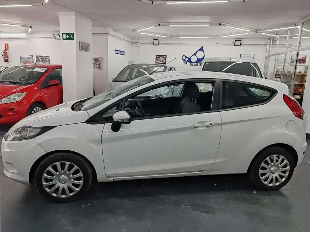 Usado Ford Fiesta Ambiente 68 CV (50 kW) 2009 Blanco Utilitario