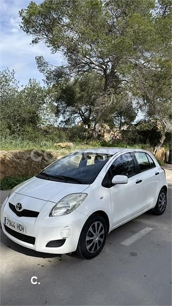 Usado Toyota Yaris Live 69 CV (50 kW) 2011 Blanco Utilitario