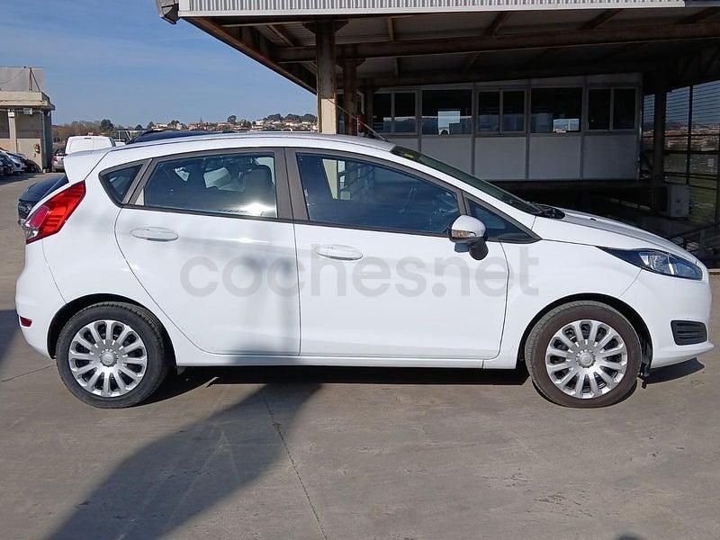 Usado Ford Fiesta Trend 75 CV (55 kW) 2016 Blanco Berlina