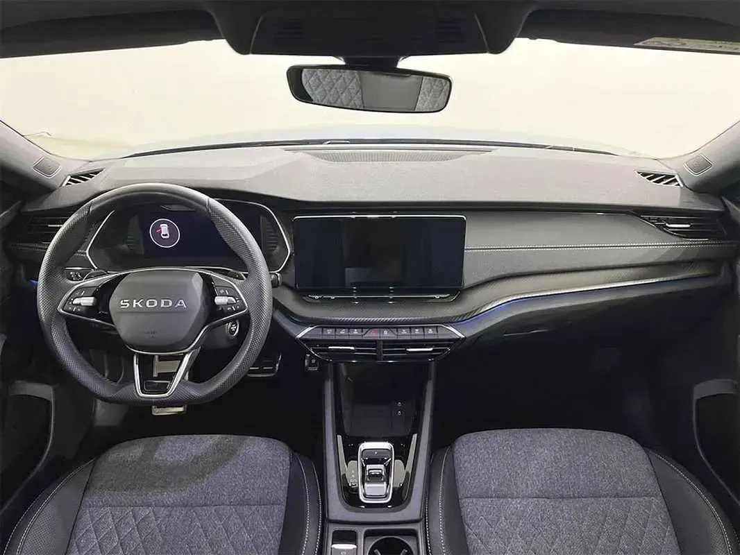 Usado Skoda Octavia SportLine 150 HP (110 kW) 2025 Azul Carrinha