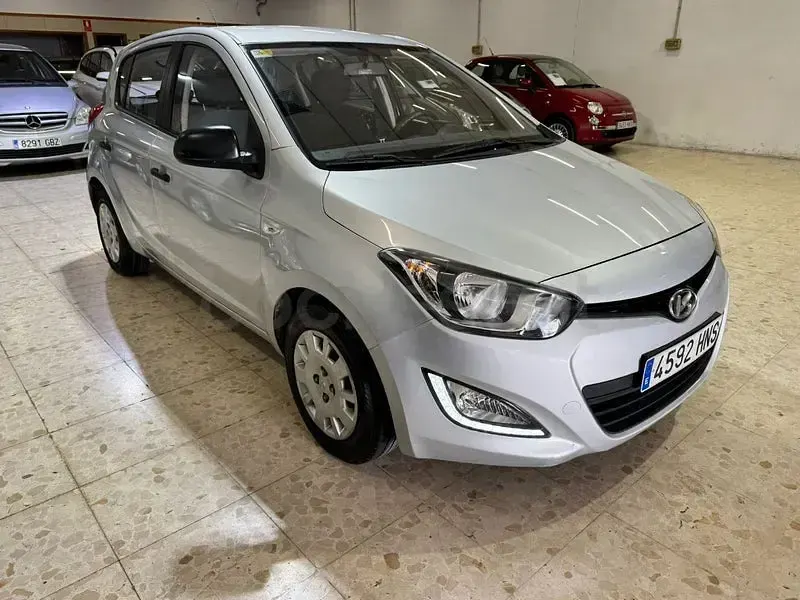 Usado Hyundai i20 85 CV (62 kW) 2013 Gris / plata Utilitario