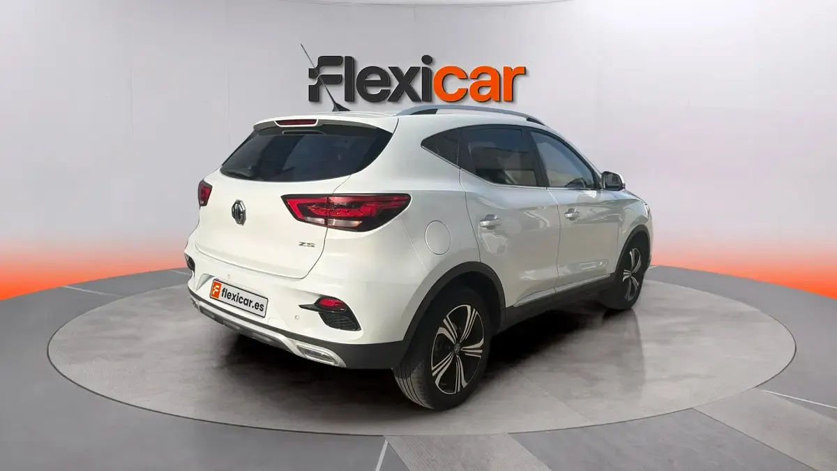 Käytetty MG ZS Comfort 106 HP (77 kW) 2023 Valkoinen Katumaasturi