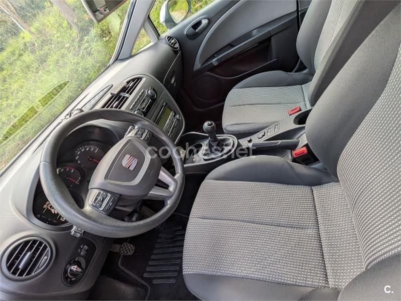 Usado Seat Leon Reference 105 CV (77 kW) 2013 Gris / plata Berlina