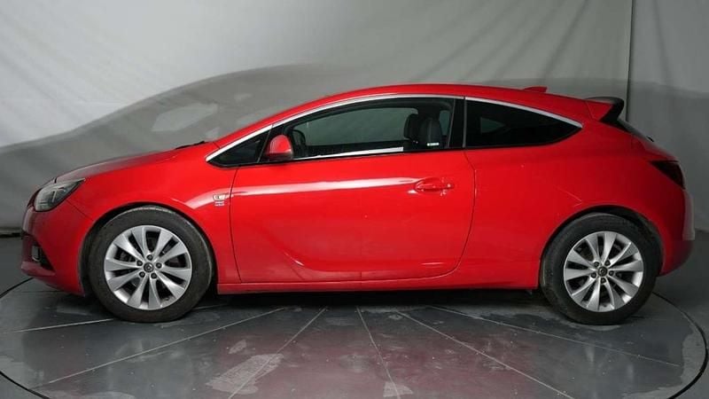 Usado Opel Astra GTC Sportive 140 CV (102 kW) 2017 Rojo Utilitario