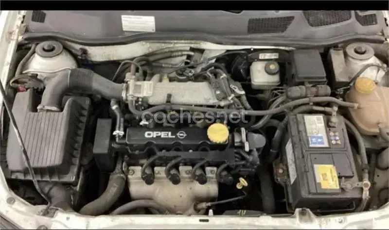 Usado Opel Astra Club 75 CV (55 kW) 2001 Blanco Berlina