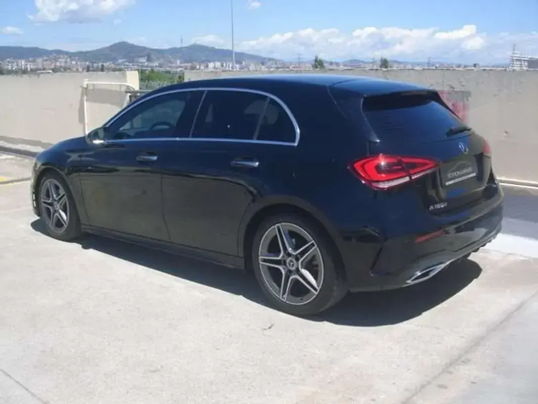 Usado Mercedes A180 Elegance 109 CV (80 kW) 2022 Negro Utilitario