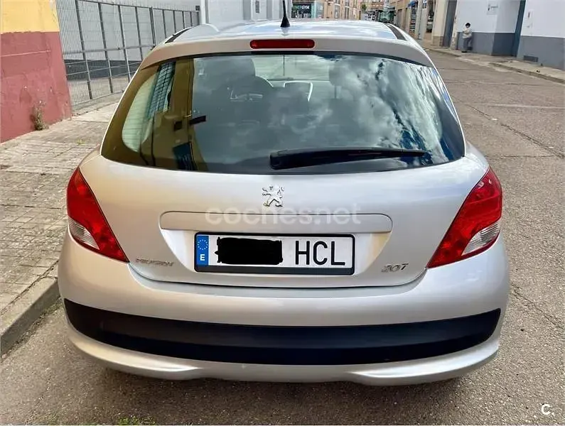 Usado Peugeot 207 Active 75 CV (55 kW) 2011 Gris / plata Berlina