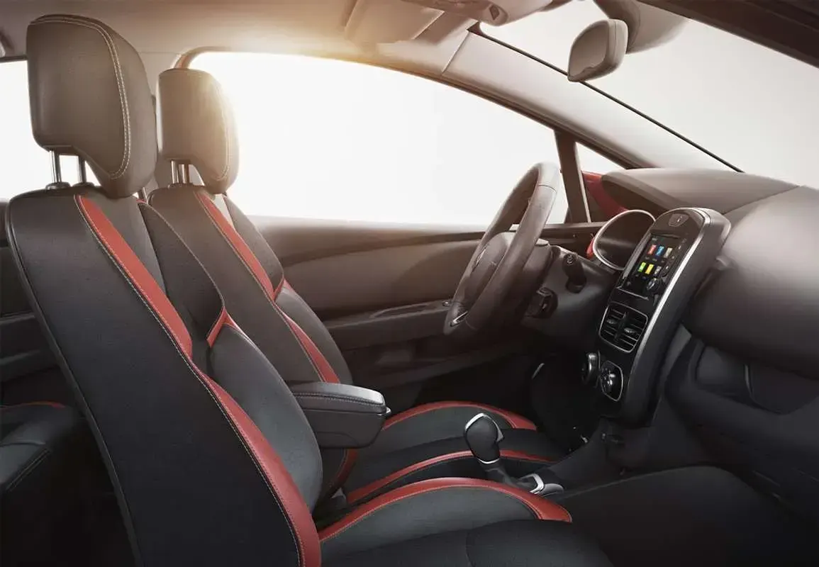 Usado Renault Clio Zen 90 CV (66 kW) 2018 Blanco Familiar