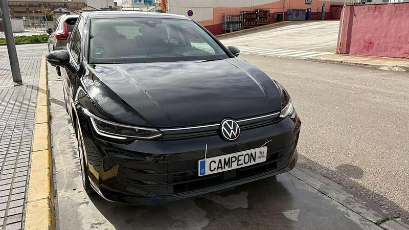 Usado VW Golf VIII 116 CV (85 kW) 2025 Negro Utilitario