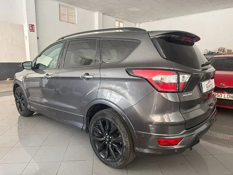 Usado Ford Kuga ST-Line 180 CV (132 kW) 2017 Gris / plata SUV