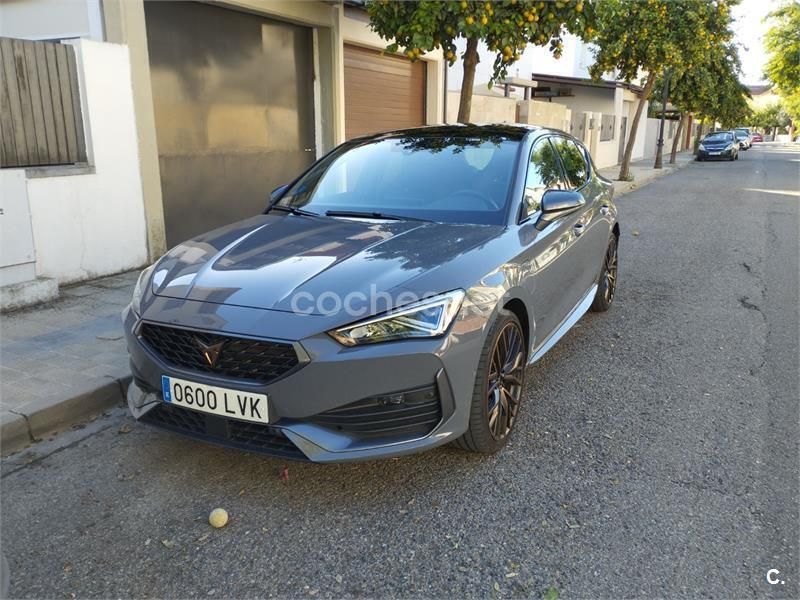 Gris / plata Usado 2021 Cupra Leon Berlina | 28.000 € (Un poco caro) - Imagen 1/4