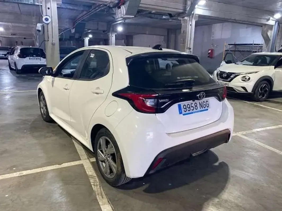Usado Toyota Yaris Active 116 CV (85 kW) 2025 Blanco Utilitario
