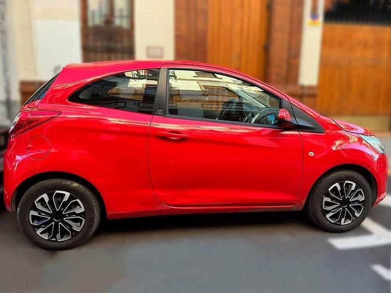 Usado Ford Ka 69 CV (50 kW) 2015 Rojo Berlina