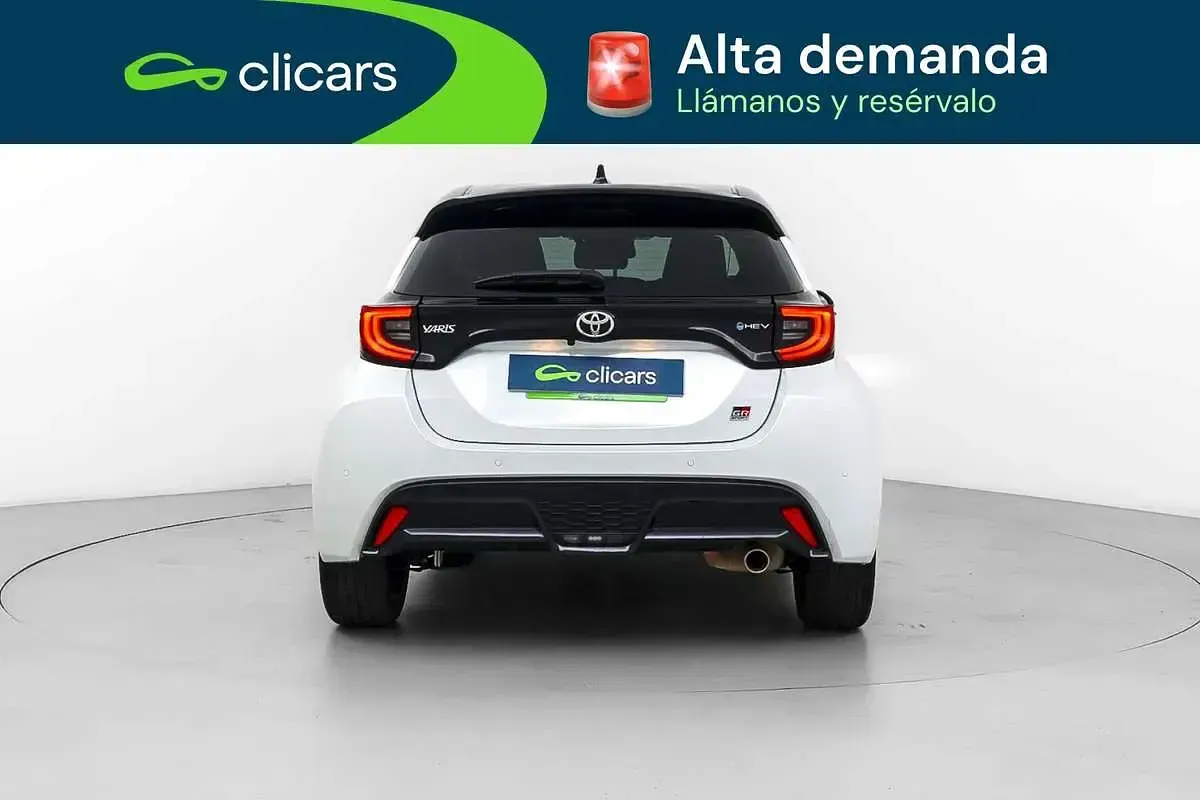 Usado Toyota Yaris Hybrid Sport 92 CV (67 kW) 2025 Blanco Berlina