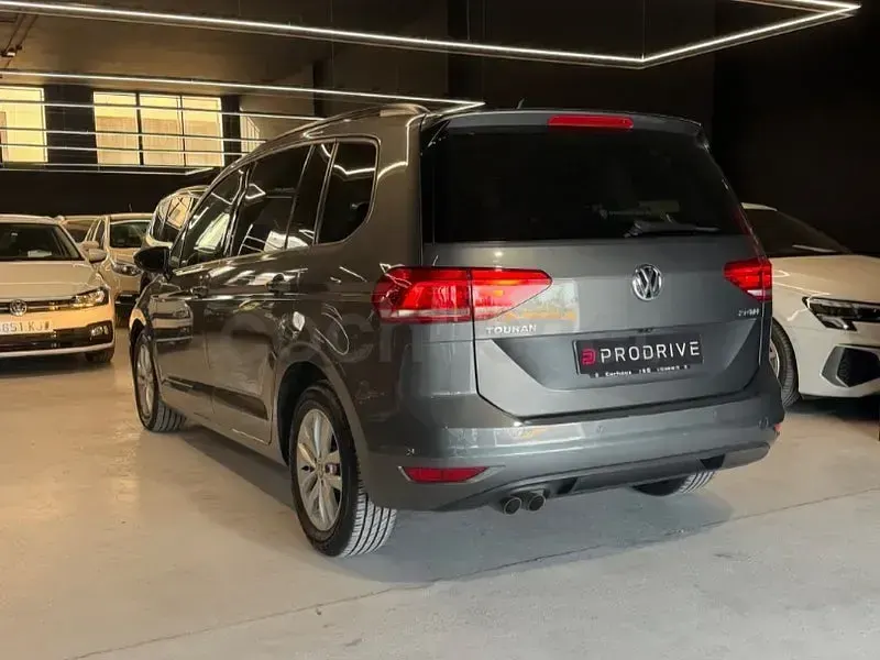Usado VW Touran Advance 150 CV (110 kW) 2017 Gris / plata Monovolumen