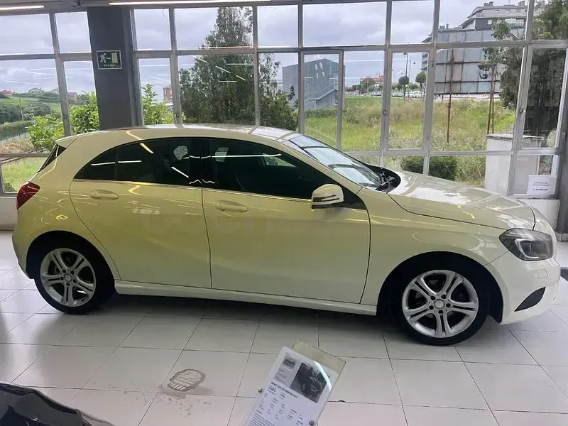 Usado Mercedes A180 Urban 109 CV (80 kW) 2013 Blanco Berlina
