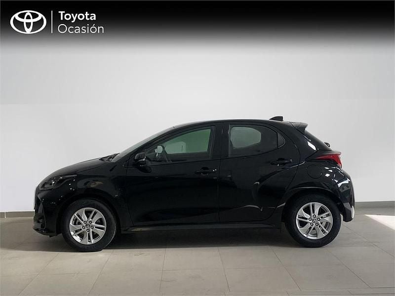 Usado Toyota Yaris Hybrid Active 116 CV (85 kW) 2022 Negro azabache