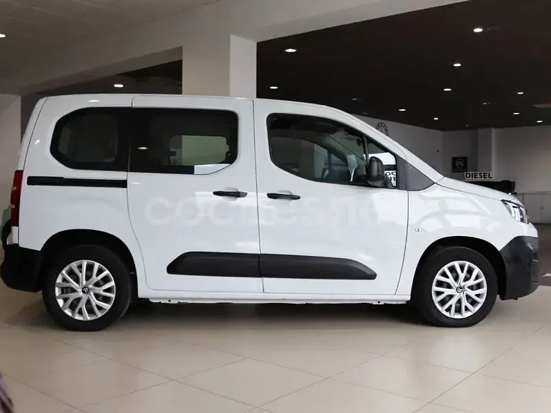 Usado Citroën Berlingo Feel 102 CV (75 kW) 2022 Blanco Monovolumen