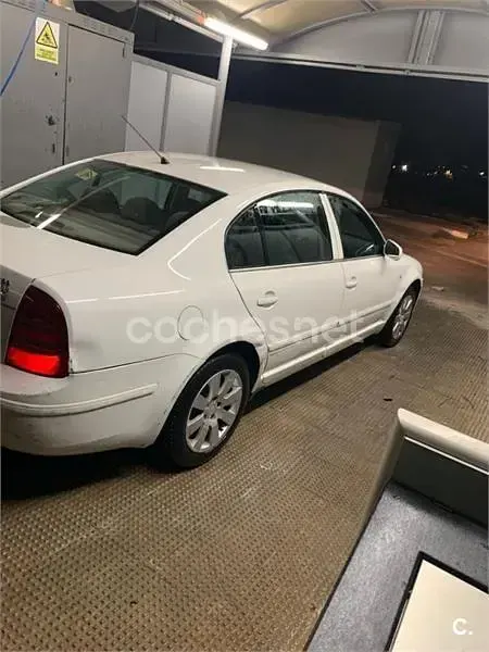 Usado Skoda Superb Elegance 130 CV (95 kW) 2005 Blanco Berlina