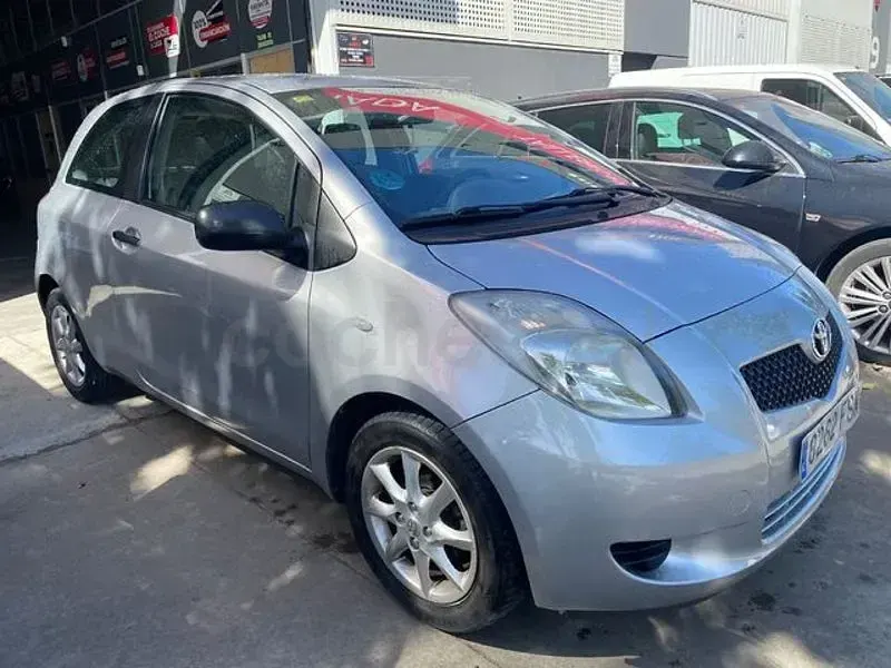 Usado Toyota Yaris Sol 87 CV (63 kW) 2007 Gris / plata Utilitario