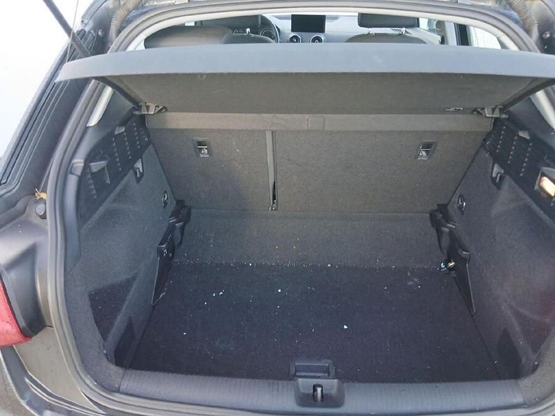 Usado Audi Q2 Advanced Plus 116 CV (85 kW) 2021 Gris SUV