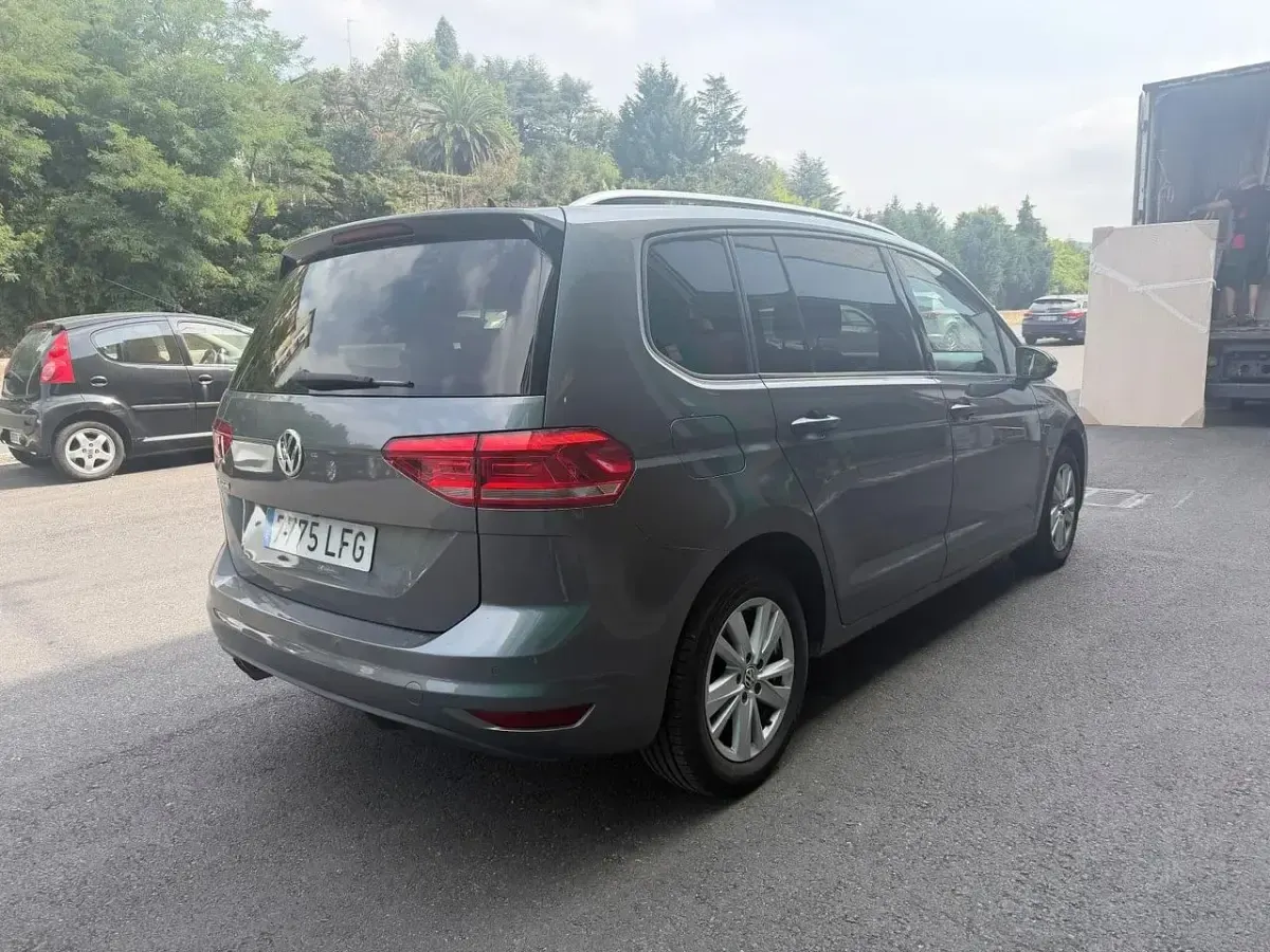 Usado VW Touran Advance 150 CV (110 kW) 2020 Gris Monovolumen