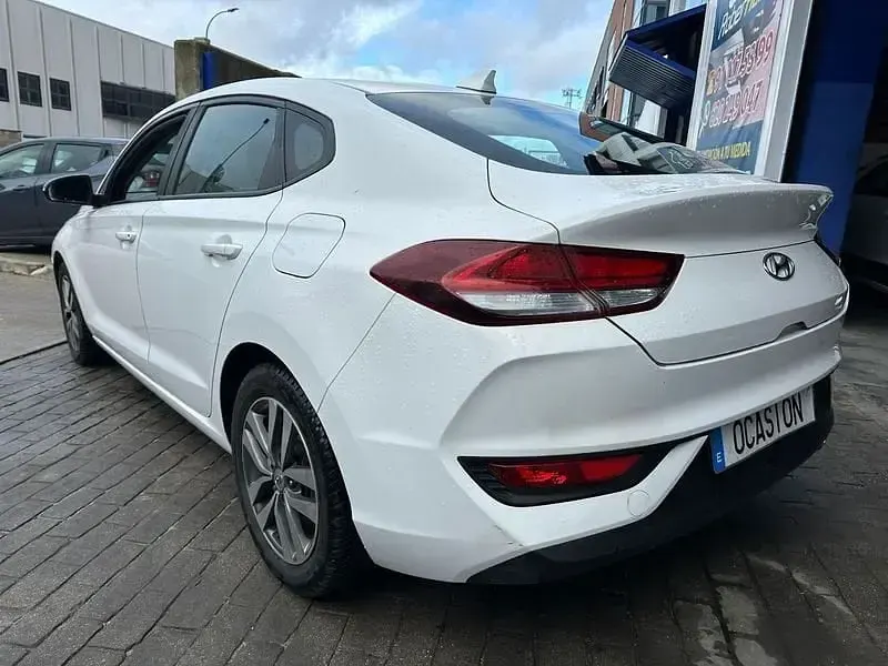 Usado Hyundai i30 120 CV (88 kW) 2018 Blanco Berlina