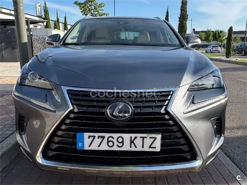 Usado Lexus NX300h Executive Line 197 CV (144 kW) 2019 Gris / plata SUV